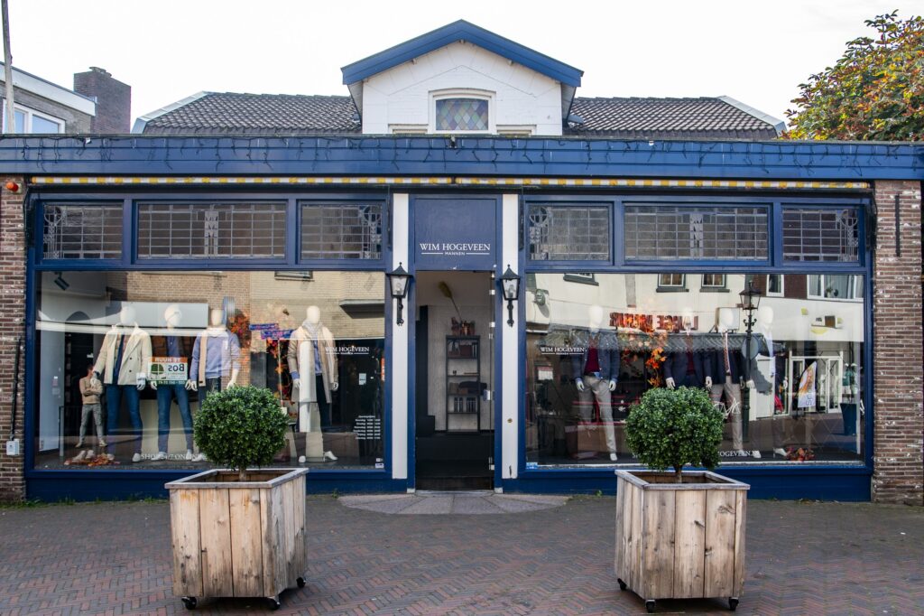 Herenmodewinkel Mannen van Wim Hogeveen met etalage