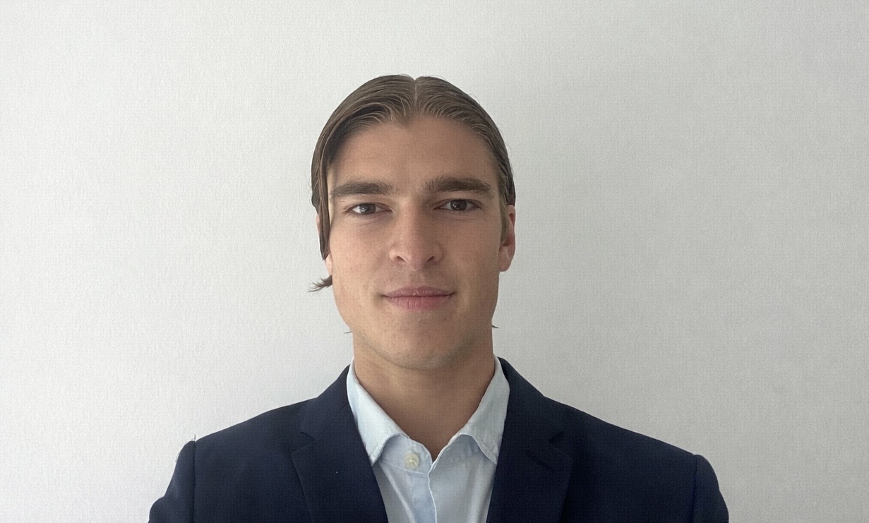 Zakelijke portretfoto met neutrale achtergrond