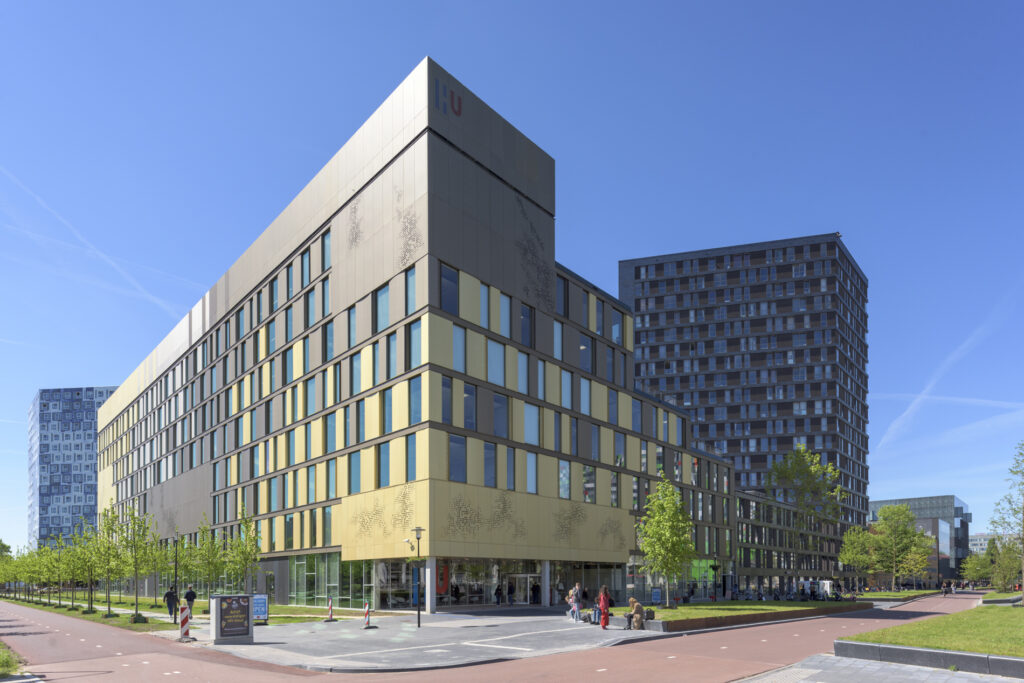 Campusgebouw van de Hogeschool Utrecht met omliggende bebouwing