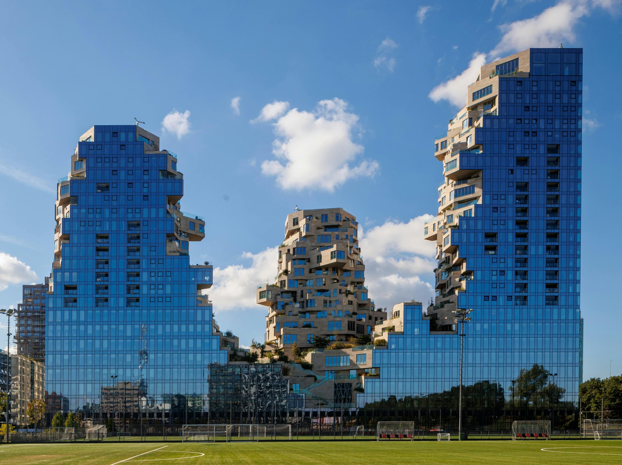 De Zuidas in Amsterdam, financieel district met moderne kantoorgebouwen